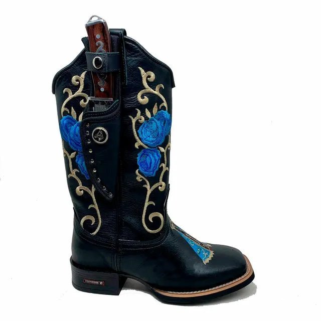 BotaFaca Padroeira Flor
- Couro Látego Preto | Bordados Azul e Bege - Imagem 2