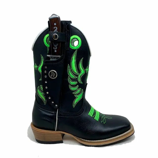 BotaFaca Escudo
- Couro Látego Preto | Bordado Verde Neon | Solado de Madeira - Imagem 2