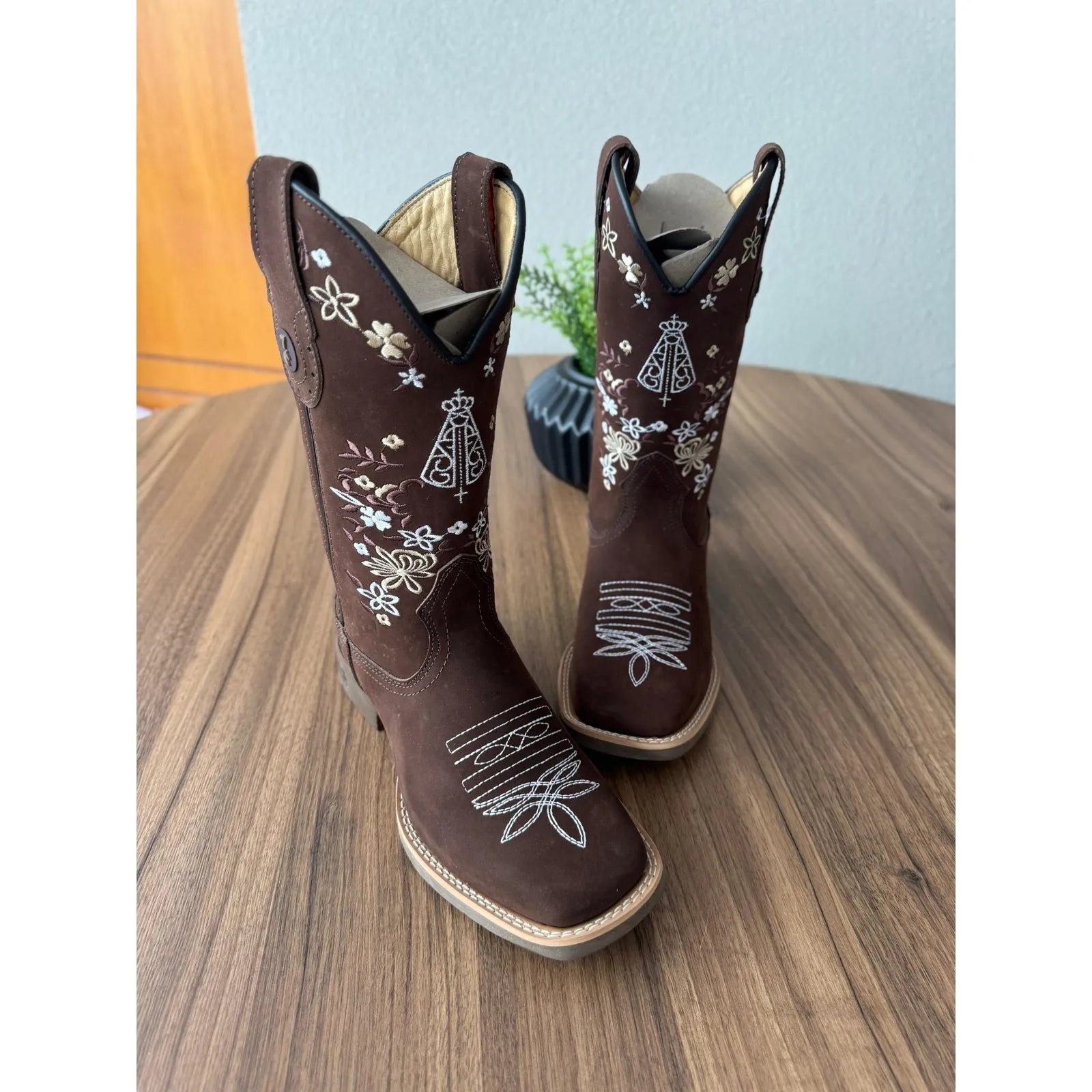 BOTA TEXANA - COURO NOBUCK CHOCOLATE BORDADO PADROEIRA E FLORES - Imagem 2