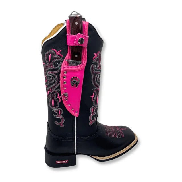 BotaFaca Heloisa 2.0
- Couro Látego Preto | Bordado Branco e Rosa - Imagem 2