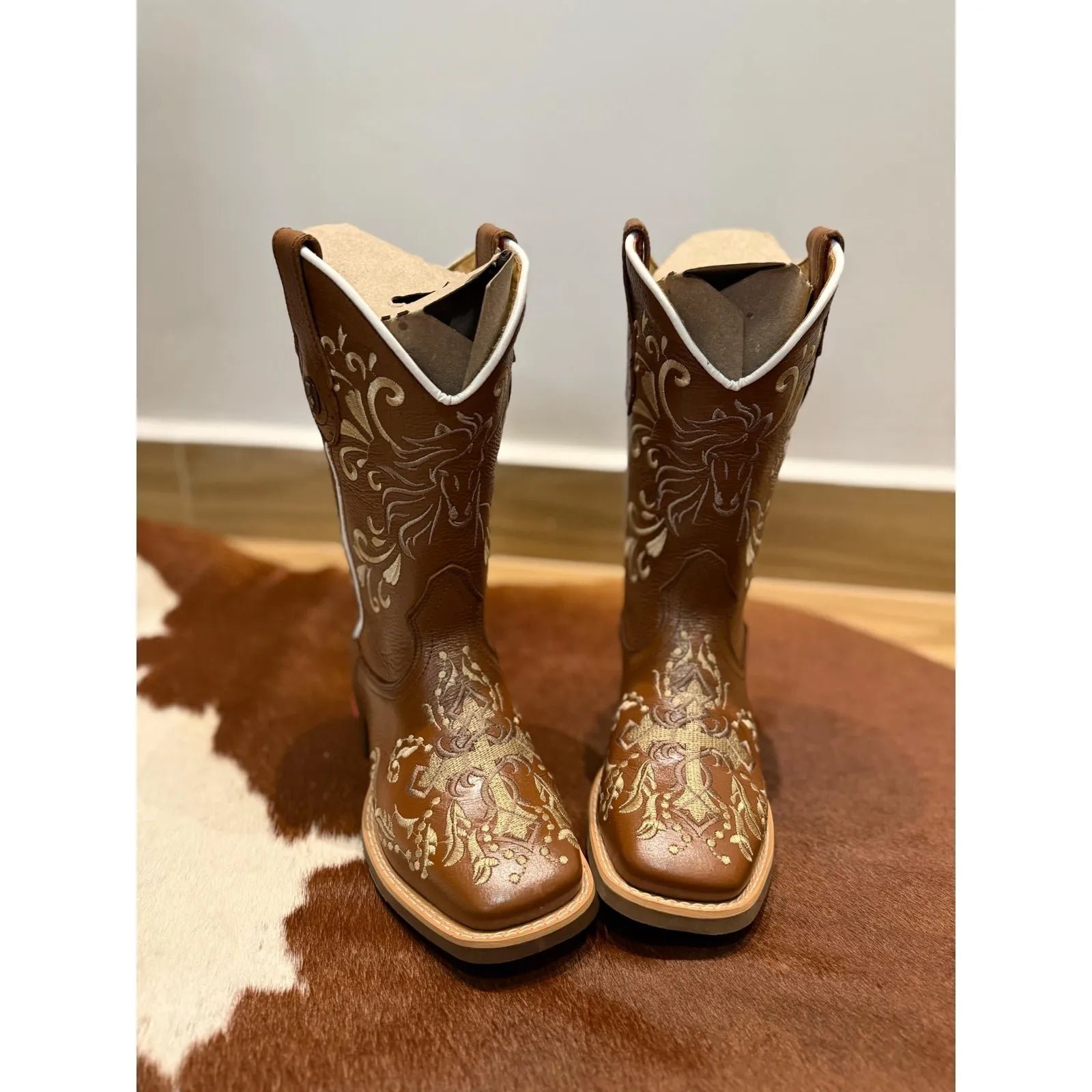 Bota Texana - Couro Látego Mustang Bordado Cruz + Cavalo + Nossa Senhora - Imagem 2