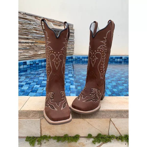 BOTA TEXANA EM COURO BORDADO CHEIO PONTILHADO SOLADO MARROM - Imagem 2