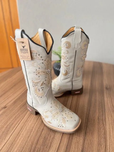 Texana Amora - Couro Off-White/ Bordado Cruz Bege com Metais