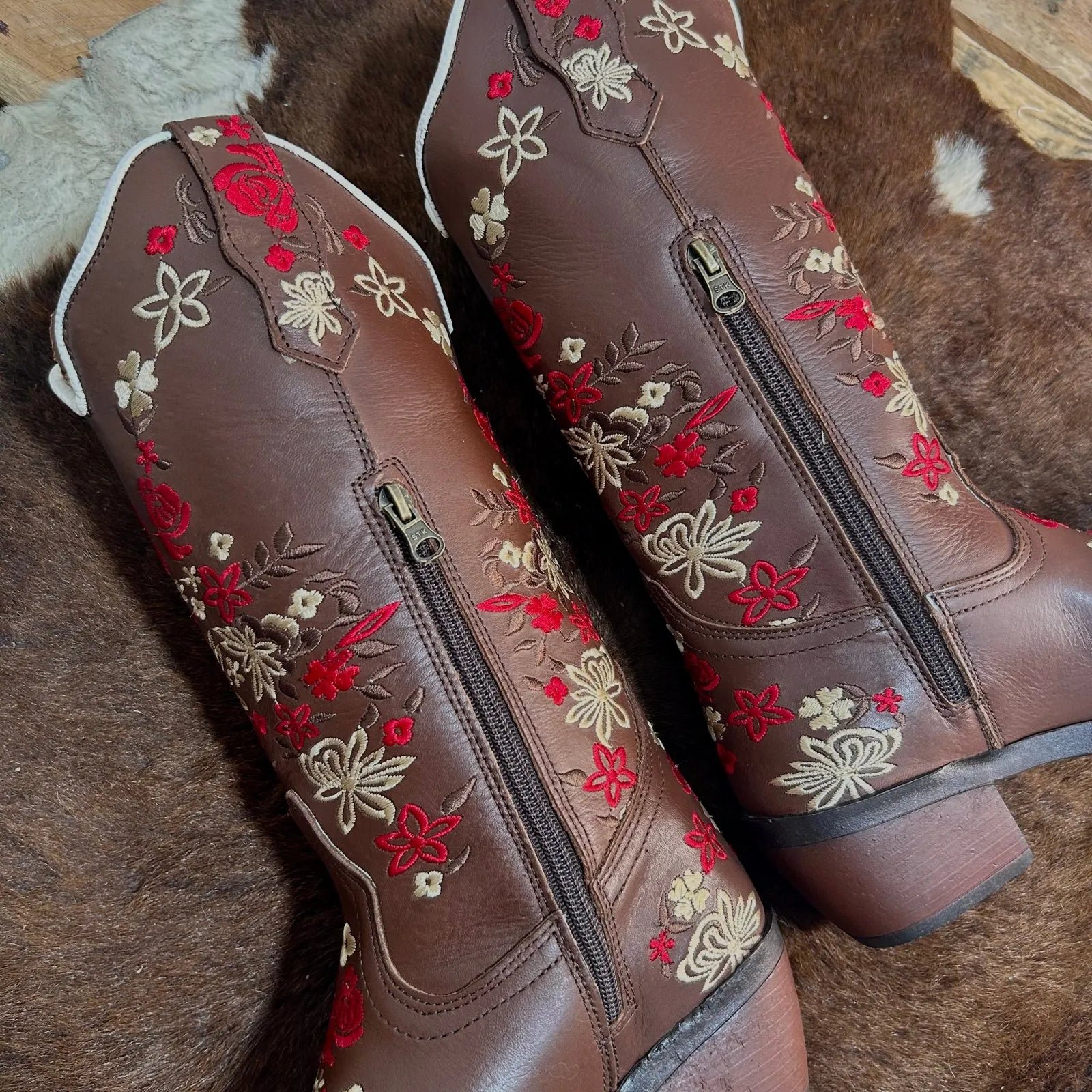 Texana Florada Bico Fino - Couro Látego Marrom | Bordado Bege Marrom e Vermelho - Imagem 2
