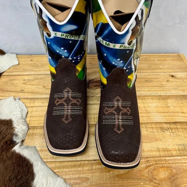 BotaFaca Muladeiros do Brasil - Couro Cano Nobuck Cru com Estampa | Couro Gáspea Nobuck Chocolate Estilizado em Tilápia - Imagem 5
