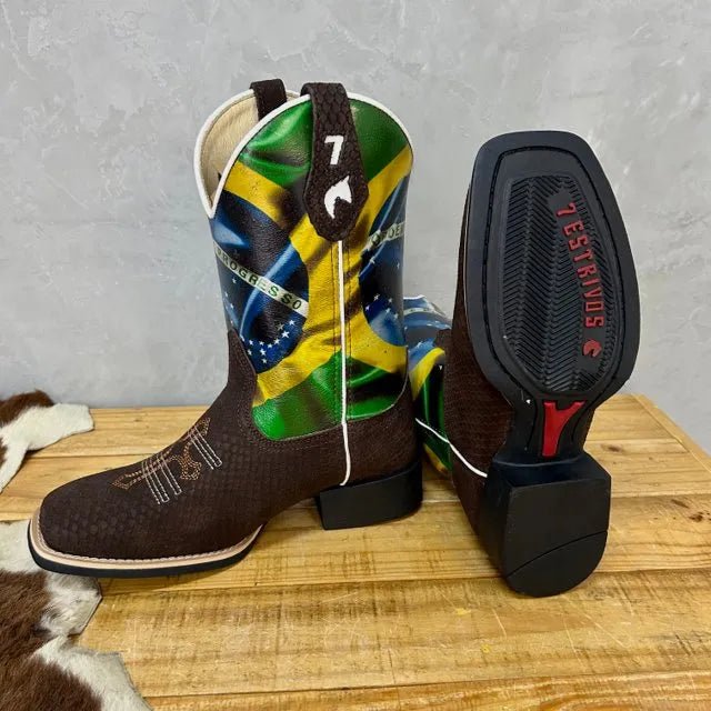 BotaFaca Muladeiros do Brasil - Couro Cano Nobuck Cru com Estampa | Couro Gáspea Nobuck Chocolate Estilizado em Tilápia - Imagem 2