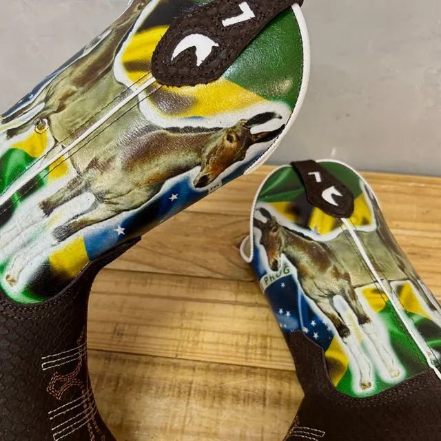 BotaFaca Muladeiros do Brasil - Couro Cano Nobuck Cru com Estampa | Couro Gáspea Nobuck Chocolate Estilizado em Tilápia - Imagem 4
