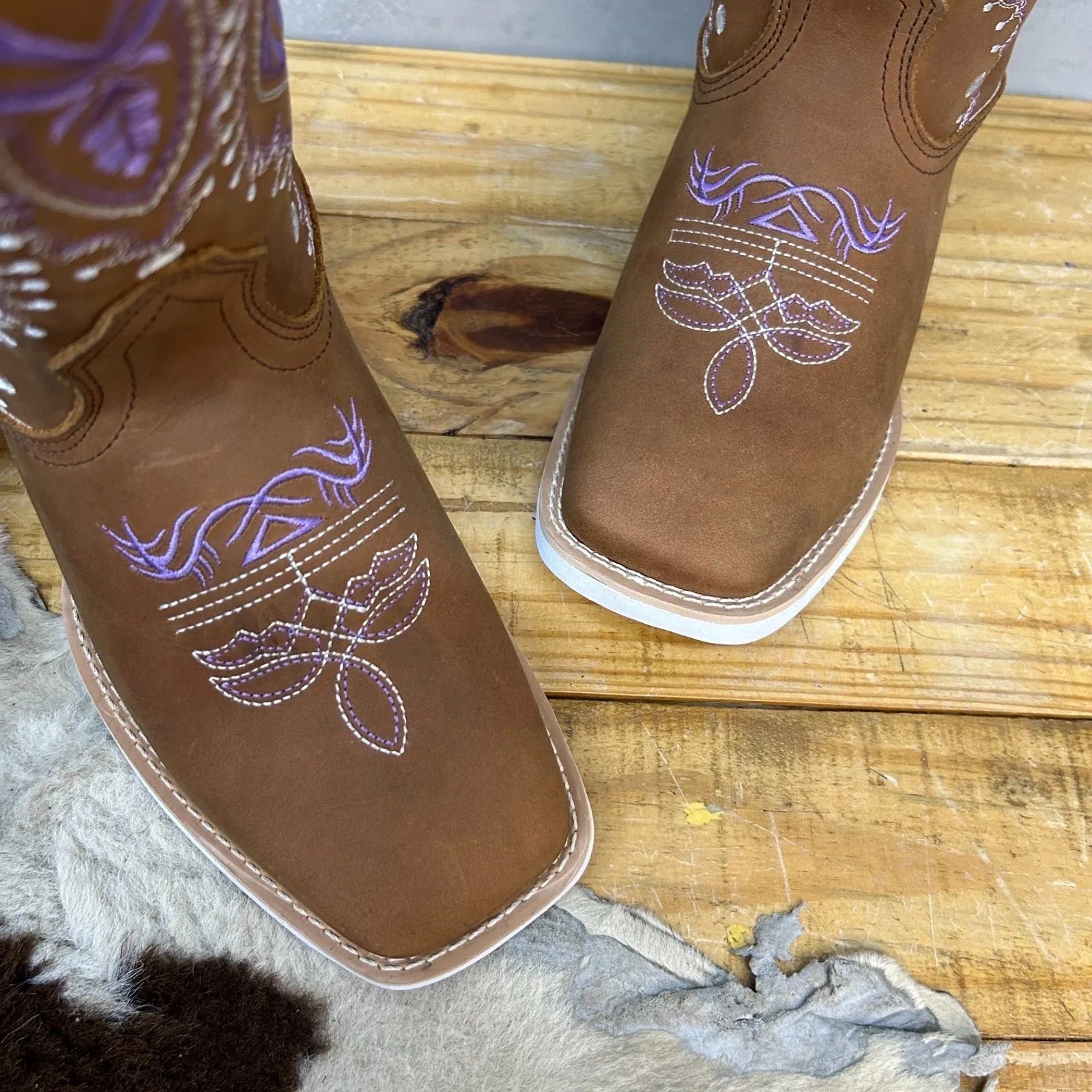 Texana Meia Florência Tradicional - Couro Crazy Horse Havana | Bordados Lilás e Branco - Imagem 2