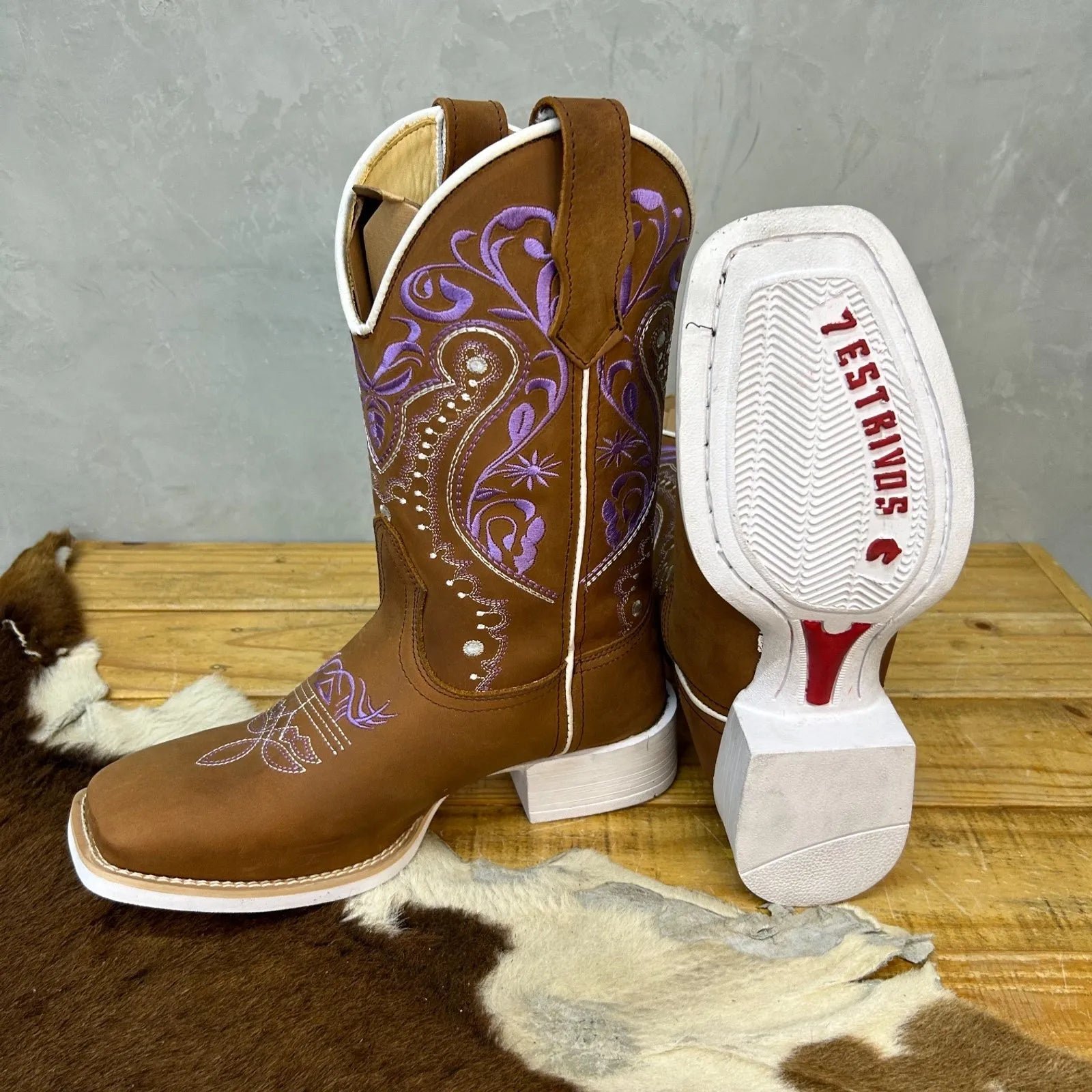 Texana Meia Florência Tradicional - Couro Crazy Horse Havana | Bordados Lilás e Branco - Imagem 3