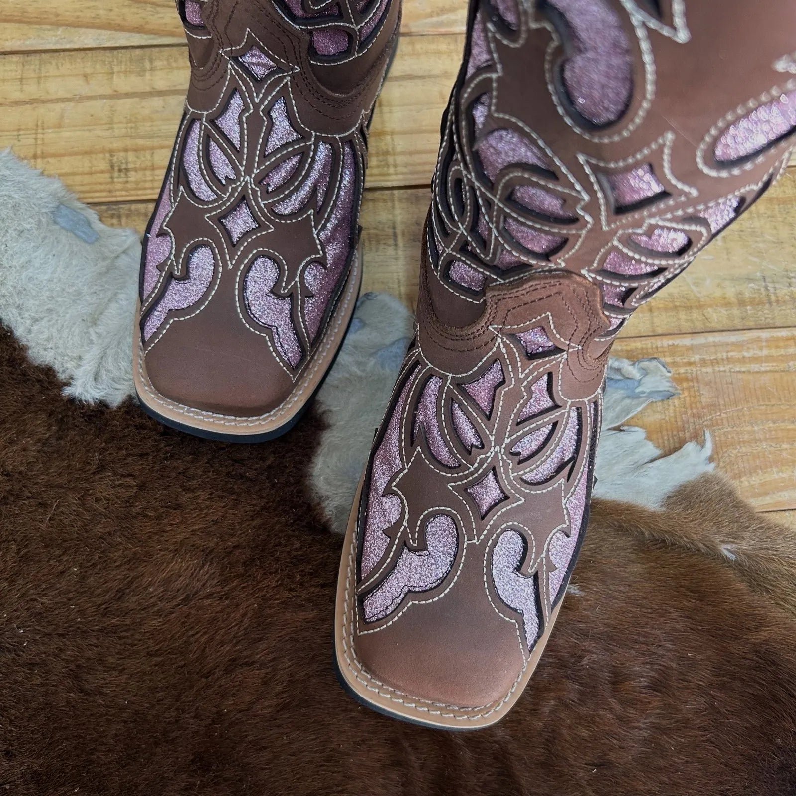 Texana Pipoco - Couro Crazy Horse Nescau | Glitter Rosa e Bordados Bege - Imagem 3