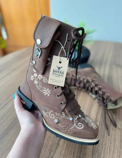 Coturno Estela com Kit Canivete - Couro Horse Nescau/Bordado Flores Marrom e Bege com Metais - Imagem 3