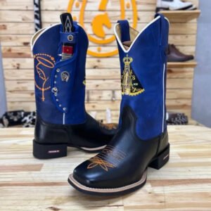 BotaFaca Padroeira
                                    - Couro Cano Fóssil Azul Bic | Couro Gáspea Látego Preto | Bordado Nossa Senhora Tradicional e Terço