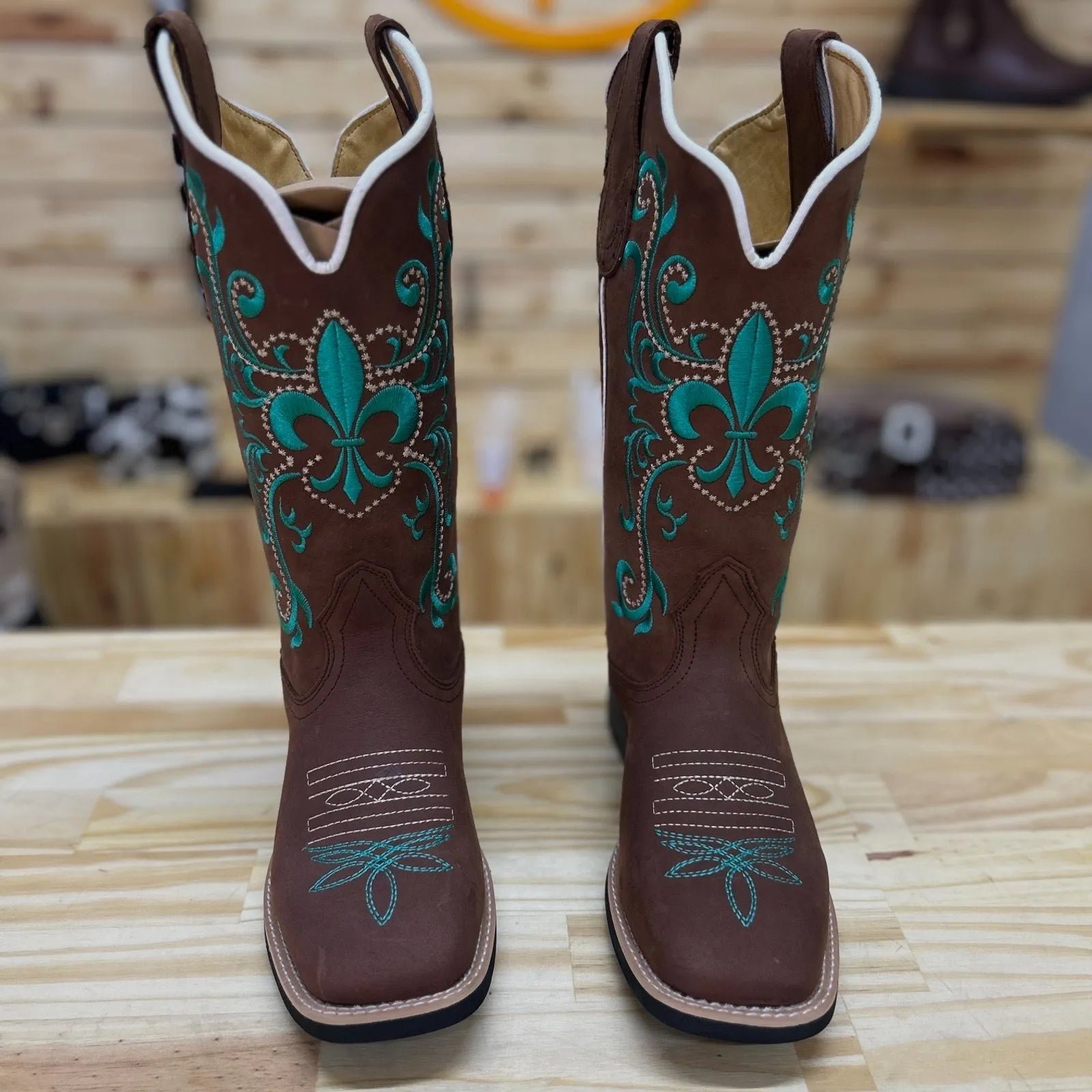 Texana Lustre 2.0 - Couro Crazy Horse Nescau | Bordado Verde e Bege - Imagem 2