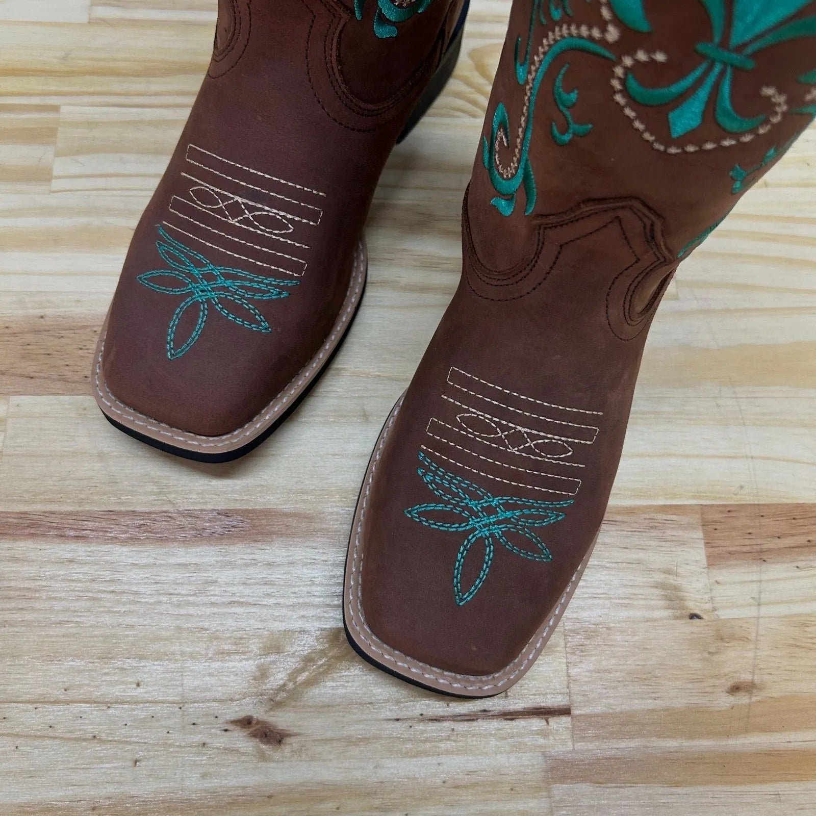 Texana Lustre 2.0 - Couro Crazy Horse Nescau | Bordado Verde e Bege - Imagem 4
