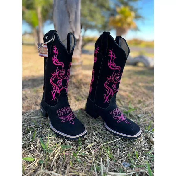BOTA TEXANA EM COURO NOBUCK PRETO BORDADO FLORES E RAMOS ROSA - Imagem 2