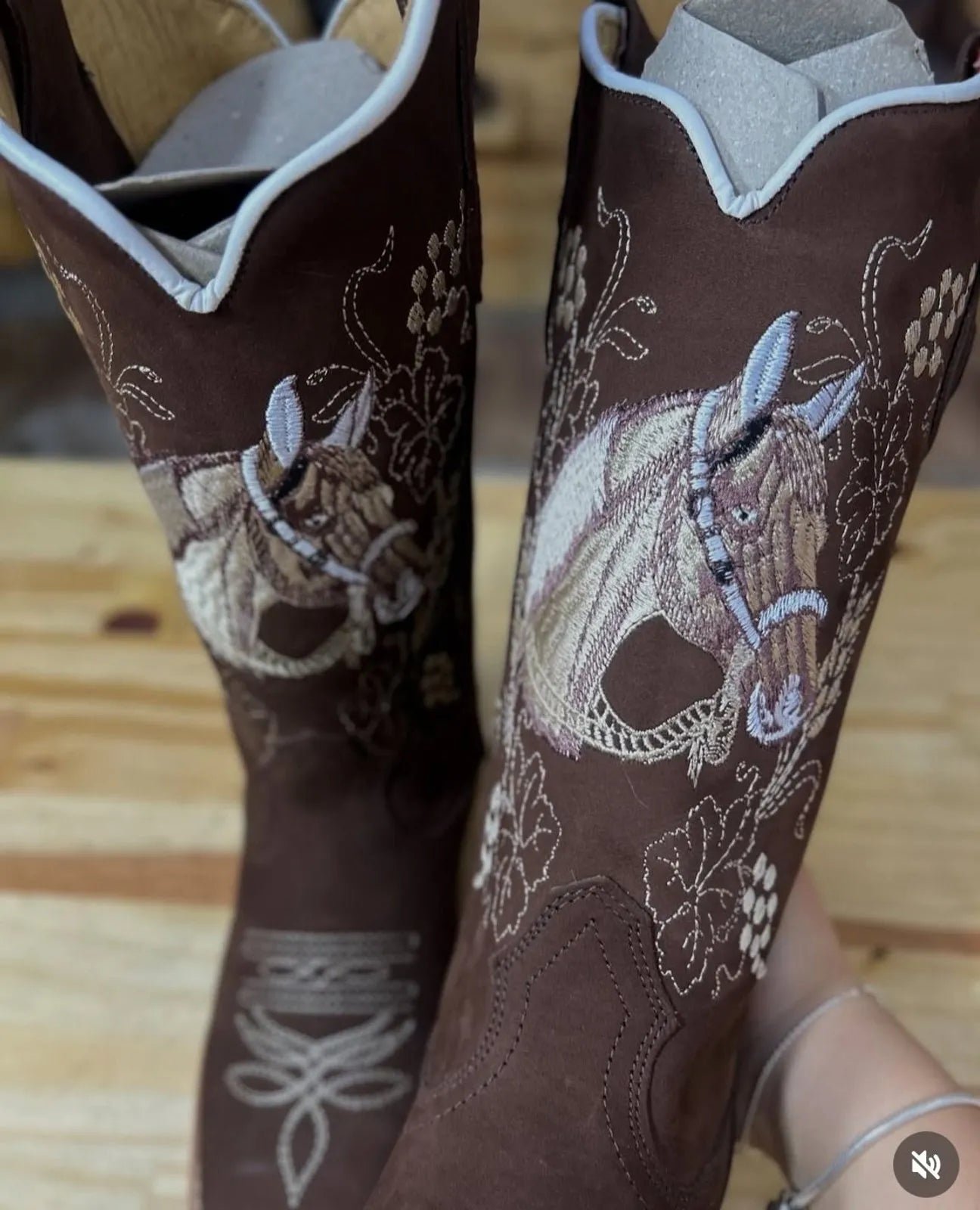 Texana Cavalo - Couro Nobuck Chocolate | Bordado Bege - Imagem 2